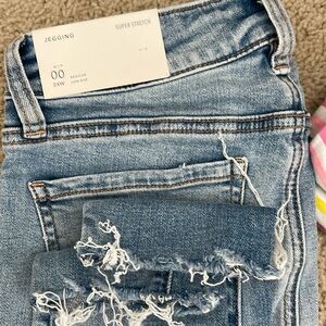 These never worn AE super stretchy jeans in a size 00-0 are super comfortable.